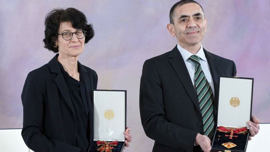 Uğur Şahin ve Özlem Türeci’ye İspanya’dan büyük onur