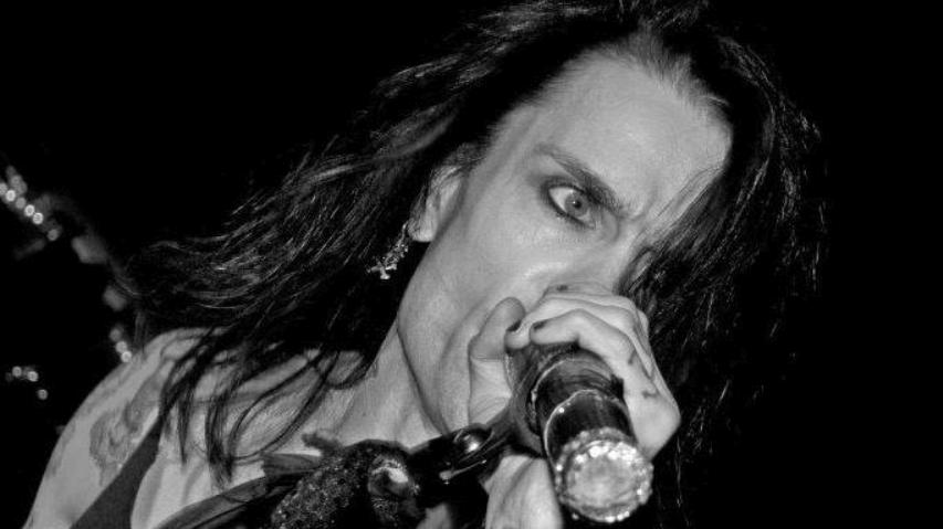 48 yaşındaki rock müzisyeni, AstraZeneca aşısı olduktan sonra beyin kanamasından öldü
