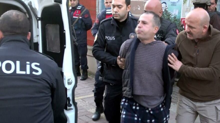 ‘Coronalıyım’ diyerek polise tüküren emekli astsubaya hapis ve para cezası