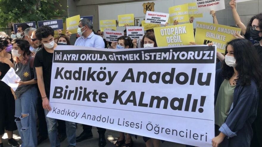 Kadıköy Anadolu Lisesi önünde ‘okulumuzu yıkmayın’ eylemi