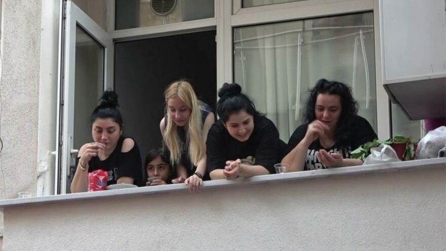 Önce korkudan çığlık attılar sonra çekirdek alıp izlemeye koyuldular