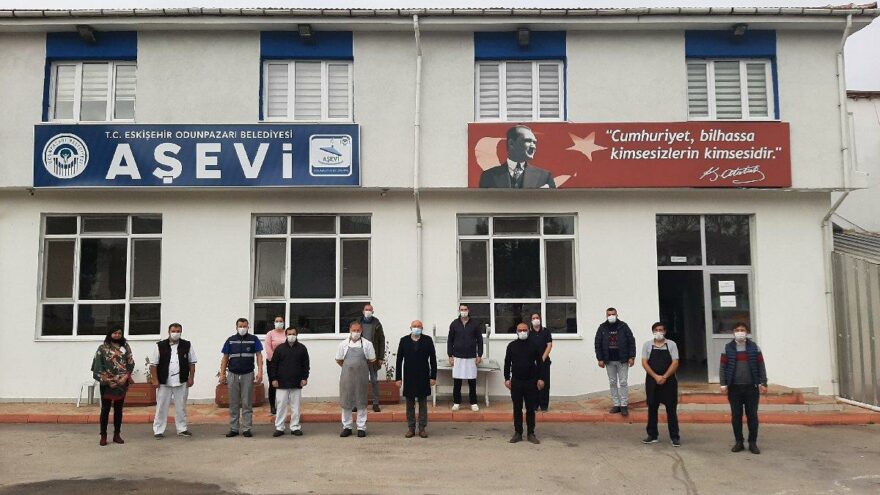 Hem ‘Siz doyurun’ diyor, hem de engelliyorlar
