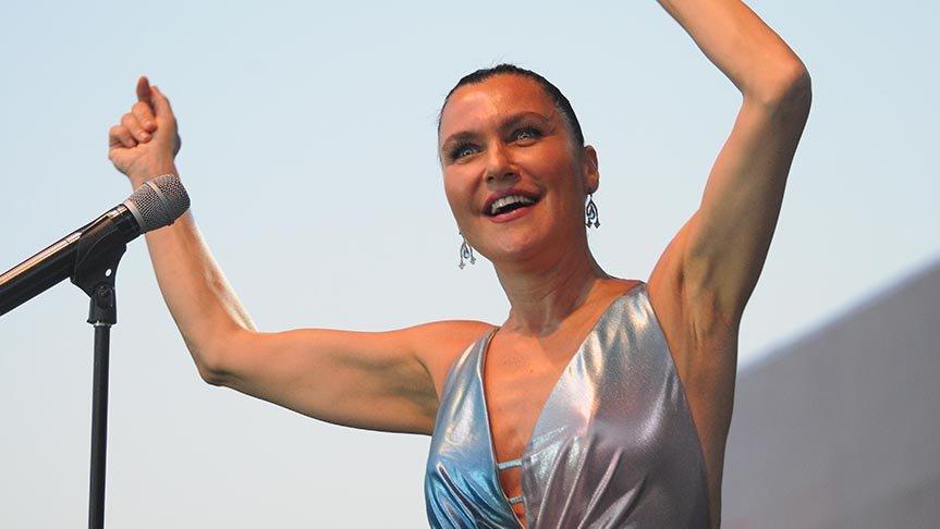 Şevval Sam’ın ‘araçta konser’i ‘ayakta konser’e döndü