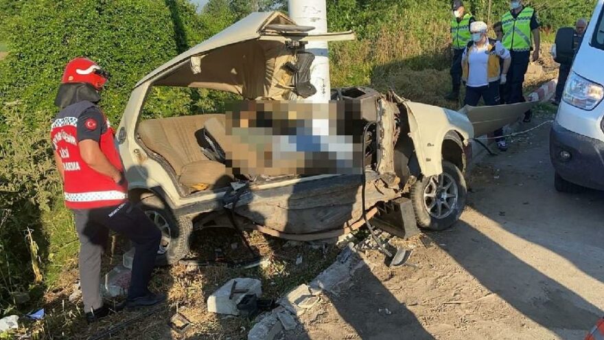 Ortadan ikiye bölünen araçtan cansız bedeni çıktı