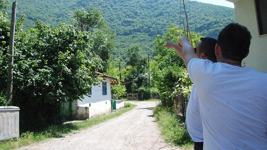 Dağdan kopan kaya parçası deprem korkusu yaşattı