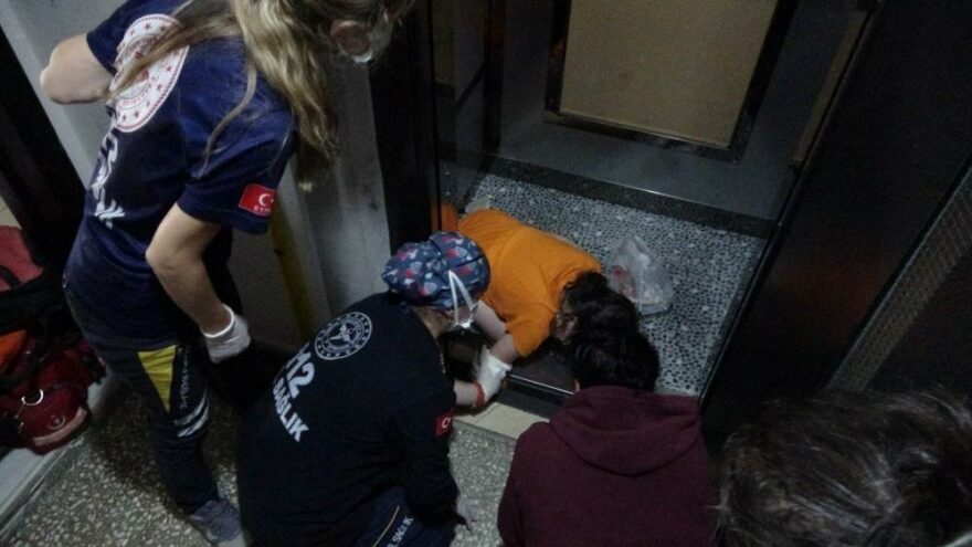 Asansörde dehşet anları! 10 yaşındaki kızı böyle kurtarmaya çalıştılar