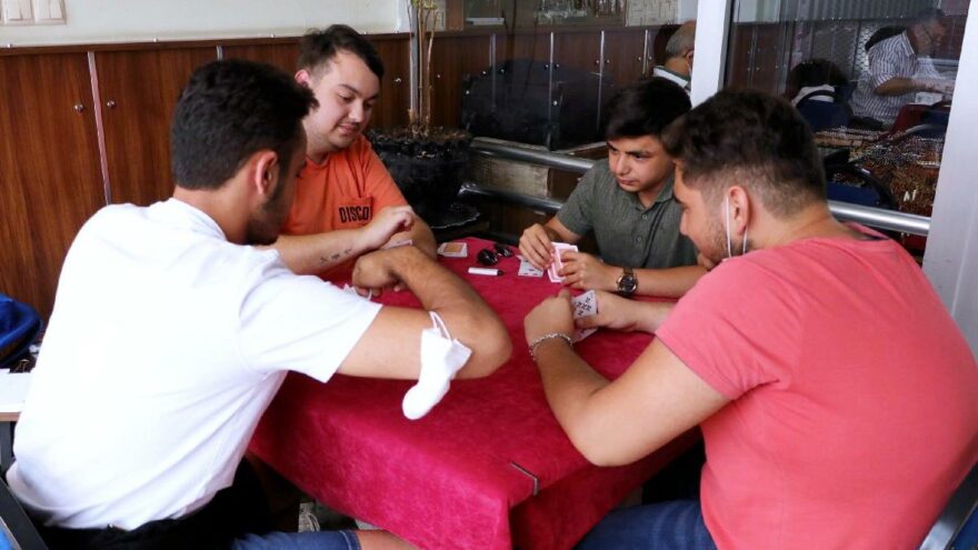Kahvelerde oyun yasağı kalktı, masalar doldu