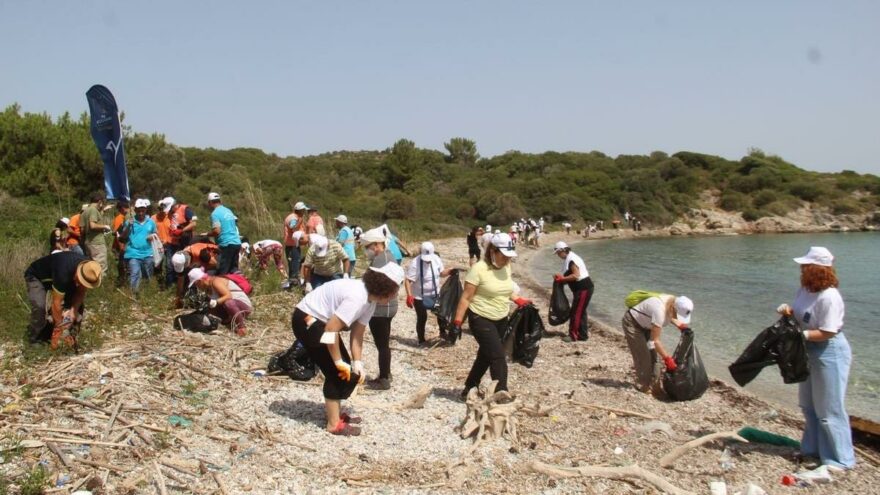 İnsanların girmediği koydan insanlara ait bir kamyon çöp toplandı