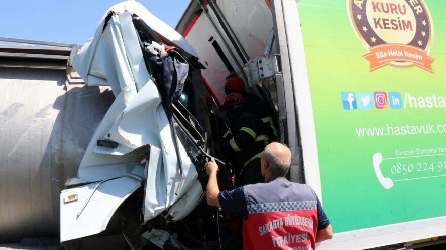 TEM’de zincirleme kaza: Tanker tıra ok gibi saplandı