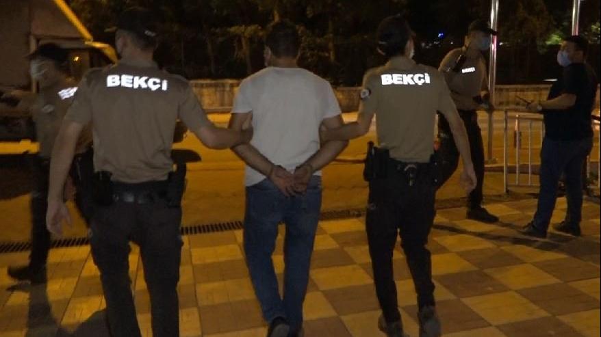 ‘Dünyanın en saçma binası’nı soyarken yakalandılar
