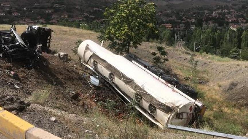 Akaryakıt tankeri devrildi, yol 3 saat ulaşıma kapandı