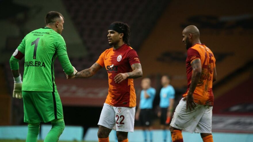 Galatasaray’da değişim defanstan başlıyor