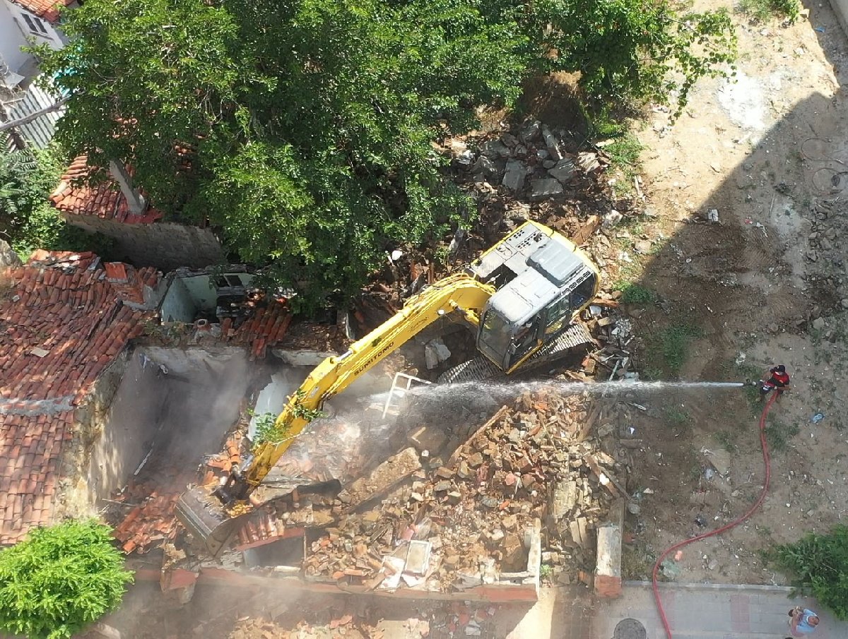 Keşan’da bağımlıların uğrak yeri haline gelen 230 metruk ev yıkıldı