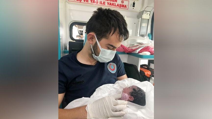 Ambulansta dünyaya gelen bebeğin sağlık personelinin parmağını tutması duygulandırdı