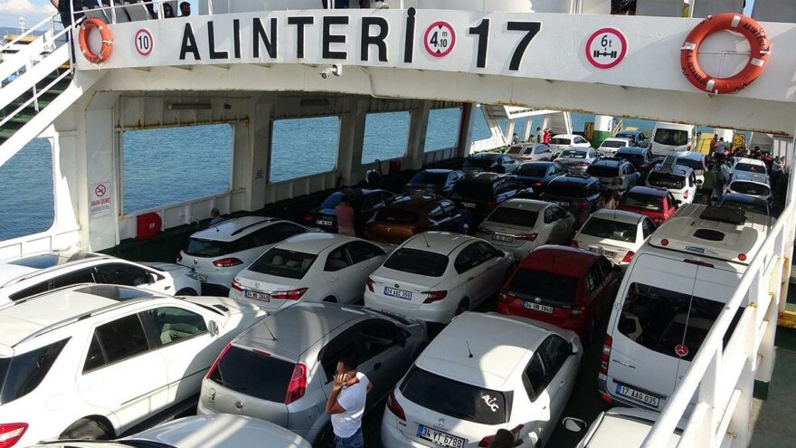 Tatilcilerin feribot çilesi