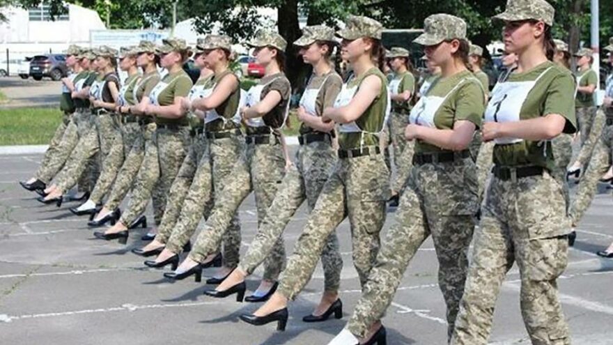 Ukrayna’da kadın askerlerden topuklu prova
