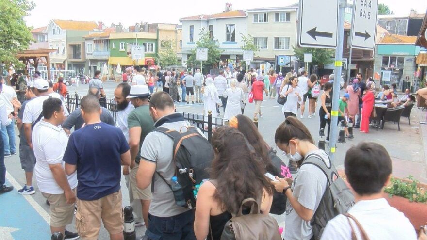 Büyükada’da elektrikli araçlar önünde uzun kuyruklar oluştu