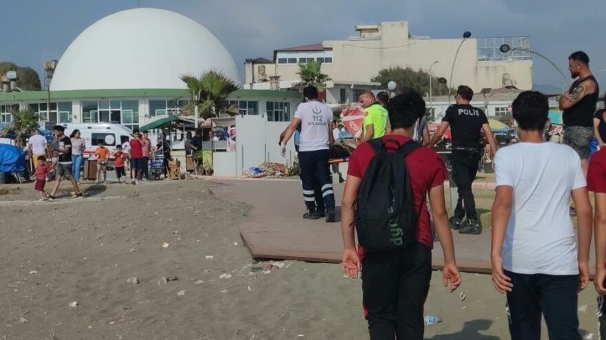 Akıntıya kapılan genç son anda kurtarıldı