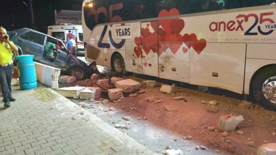 Akaryakıt istasyonuna dalan otomobil, tur otobüsüyle çarpıştı