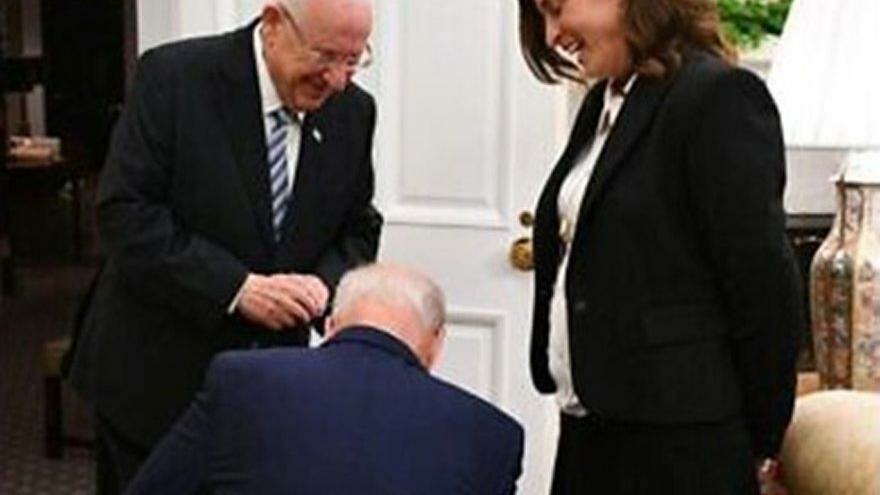 Biden’ın diz çöktüğü fotoğraf sosyal medyada gündem oldu