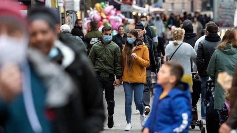 Vaka sayısı 20 binin altına düşmeyen ülkede maske zorunluluğu kalkıyor
