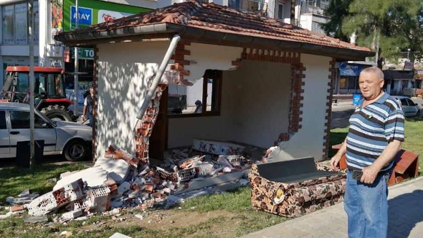 Otomobille muhtarlığı yıktı, kazadan sonra kaçtı