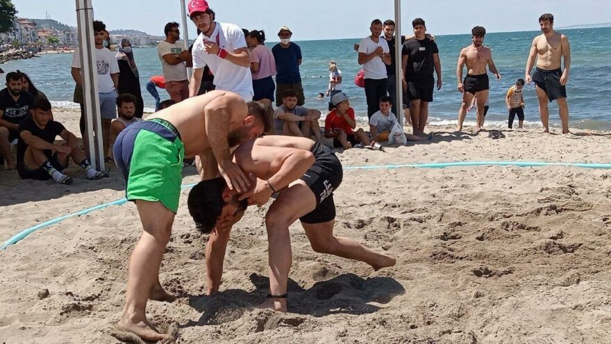 Güreşçiler hünerlerini plajda sergiledi