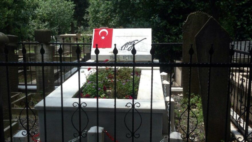 Nihal Atsız’ın mezarına zarar verildi