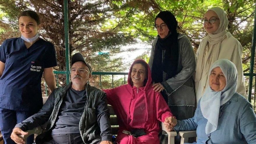 Yıldız Tilbe sıfır makyaj ve gündelik kıyafetler ile söyledi