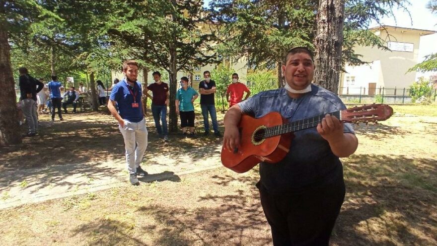 Arkadaşları onunla alay etti, o hepsine örnek oldu