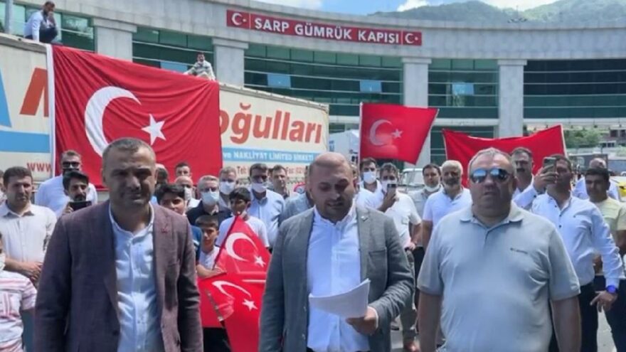TIR sürücüleri Sarp Sınır Kapısı’nda eylem yaptı