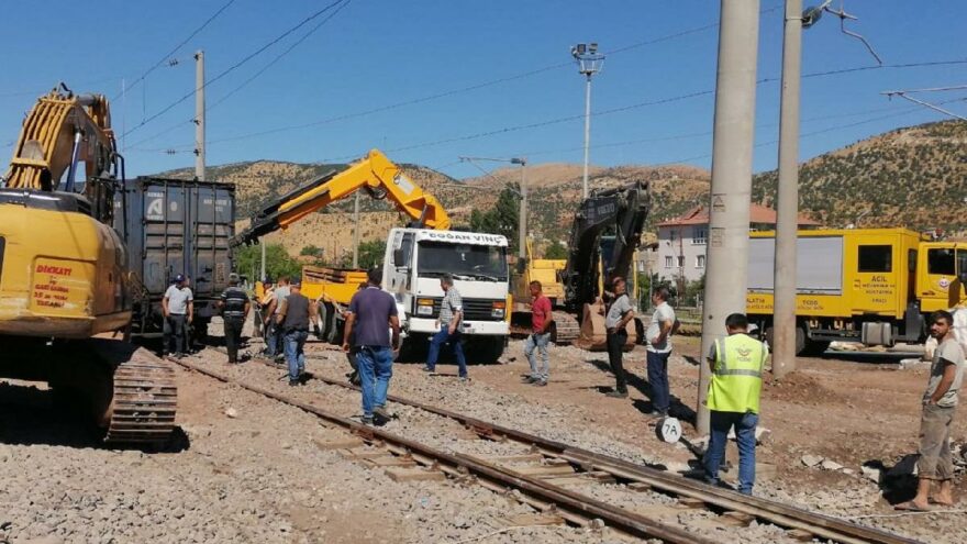 Yük vagonu raydan çıktı