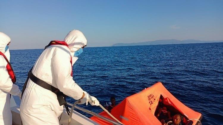 İzmir açıklarında 58 düzensiz göçmen kurtarıldı