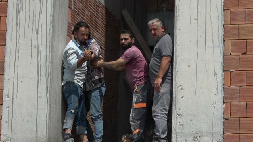 11 kattan düşerek ölen babasının başında gözyaşları döktü