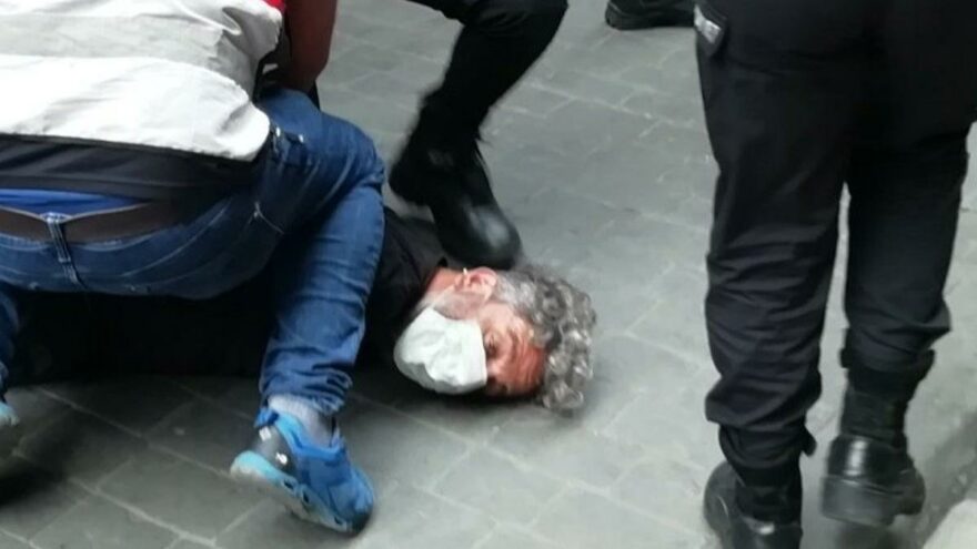 Boğazına basılarak gözaltına alınan foto muhabirine TGC’nin 2021 Basın Özgürlüğü Ödülü