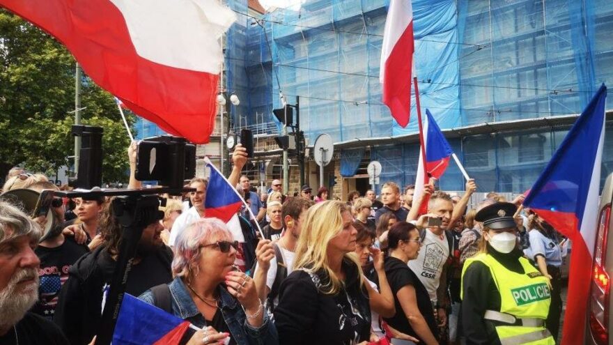 Çekya’da binlerce kişi corona önlemlerini protesto etti