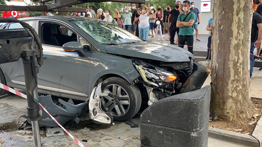 Bağdat Caddesi’nde aşırı hız yapılan otomobil önce kadına, ardından ağaca çarptı