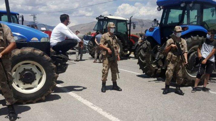 Çiftçiler isyan etti, yolu kapattı!