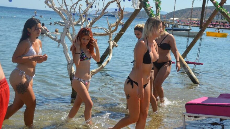 Muğla aşılamada ilk sırada yer aldı, Bodrum turistle doldu