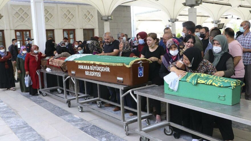 Annesi tarafından öldürülen Meryem ve iki çocuğu toprağa verildi