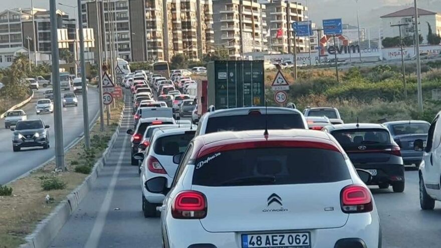 Tatilciler uzun kuyruk oluşturdu