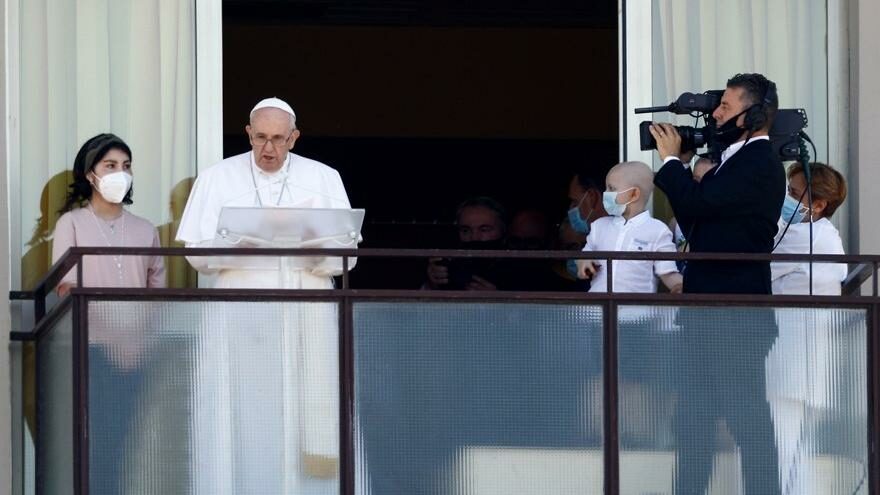 Papa ameliyattan sonra ilk kez görüntülendi