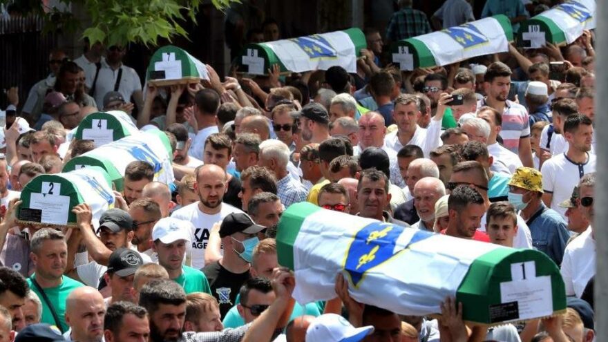 Srebrenitsa soykırımının 19 kurbanı daha toprağa verildi