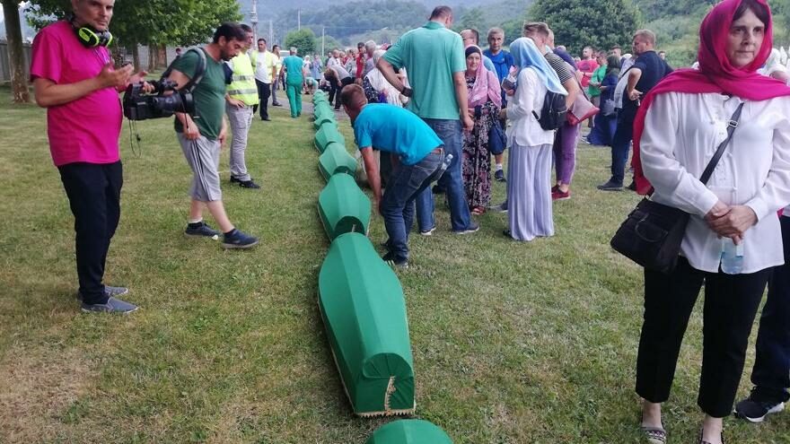 Srebrenitsa kurbanlarının tabutları anıt mezarlığa taşındı