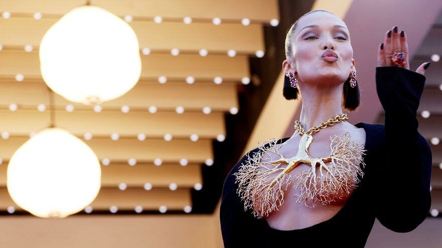 Bella Hadid’in altın kolyesi olay yarattı