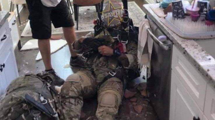 Paraşütü açılmayan asker bir evin mutfağına düştü