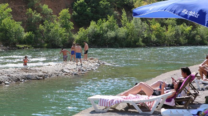 Tunceli’de meşe ağaçları arasında plaj keyfi