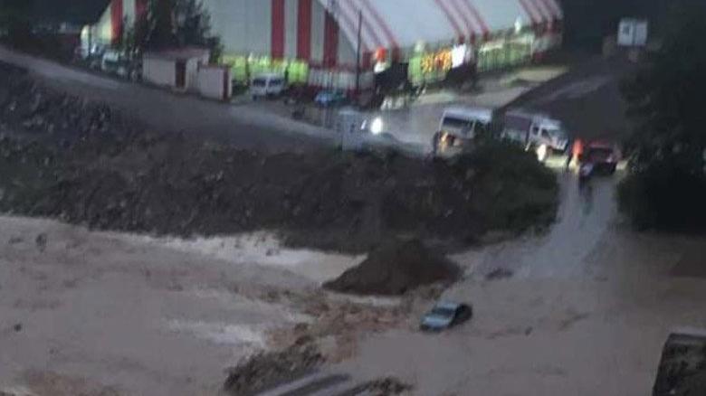 Baraj kapakları açıldı, düğünde mahsur kaldılar