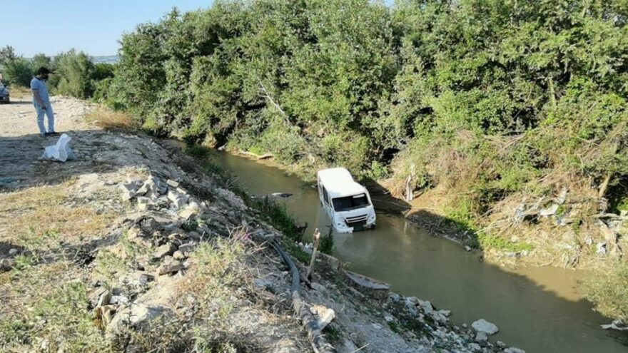 Virajda kontrolden çıkan servis midibüsü dereye uçtu