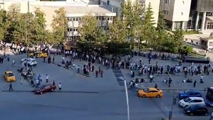 Gençler Ankara’da kuyruğa girdi